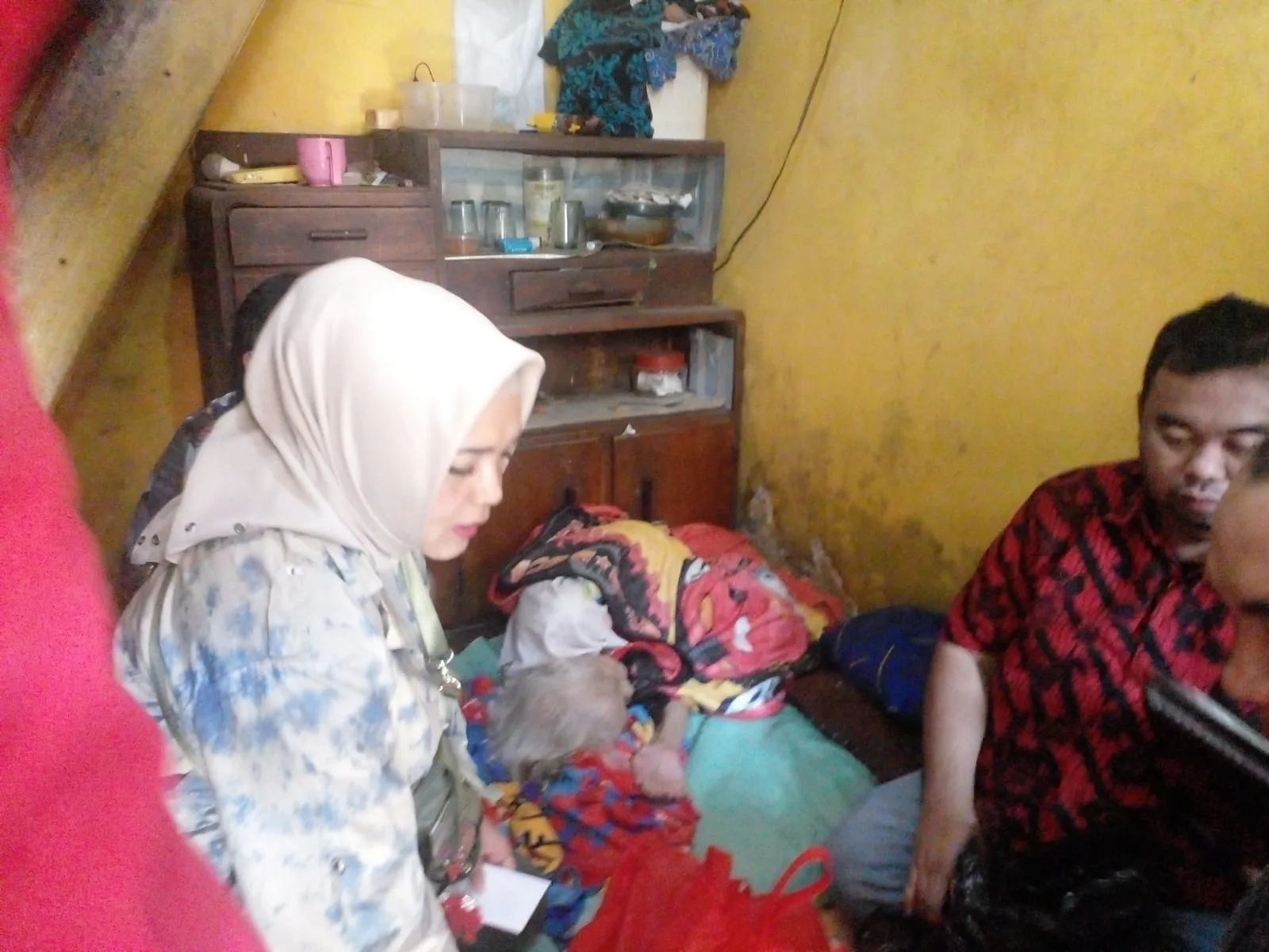 Kepedulian Nyata, Lansia Kp. Tanjung Dikunjungi Anggota DPRD Garut